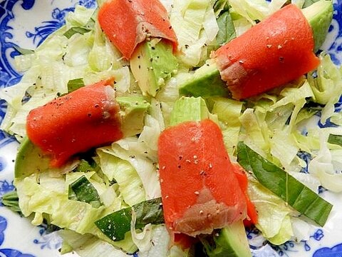 5分!アボカドのスモークサーモン巻きサラダ♪